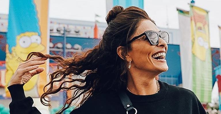 Sem luz em casa, Juliana Paes corta o cabelo no escuro