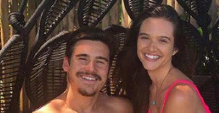 Juliana Paiva e Nicolas Prattes ostentam boa forma durante viagem a Noronha