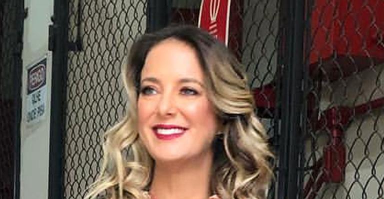 Ticiane Pinheiro posa com vestido justíssimo e barriguinha avantajada surge e rouba a cena