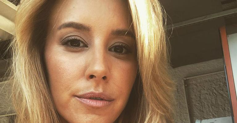 Após encerrar contrato na Globo, Cris Dias curte praia com ator global e o filho