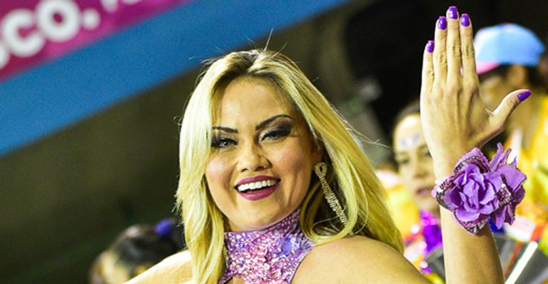 Ellen Rocche surge com superdecote e vestido justíssimo em ensaio rumo ao Carnaval