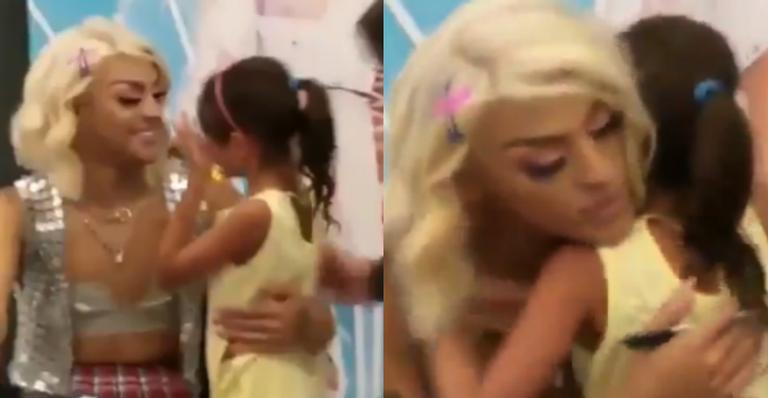 Em noite de autógrafos, fã mirim de Pabllo Vittar fica aos prantos ao conhecer estrela