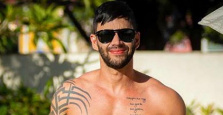 Em clique de sunga, Gusttavo Lima esbanja boa forma mas é repreendido por Andressa Suita: ”Deu zebra”