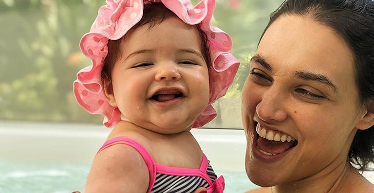 Débora Nascimento amamenta a filha, Bella, durante gravações de ‘Verão 90’: ”Parceirinha”