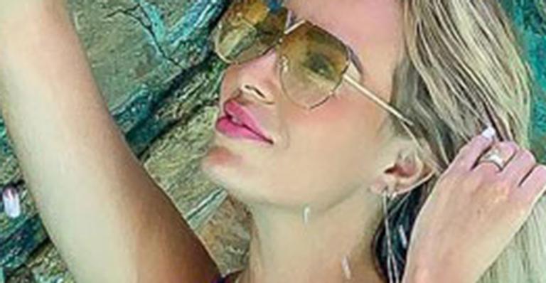 Ex-BBB Letícia Santiago exibe barriga chapada quatro meses após ser mãe