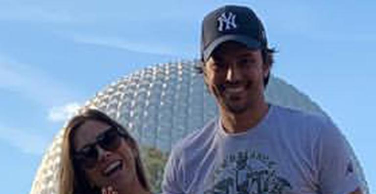 Filho de Patrícia Abravanel e Fábio Faria foge de foto com os pais e protagoniza momento hilário