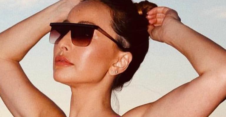 Sabrina Sato surge com maiô cavado pela primeira vez após ser mãe