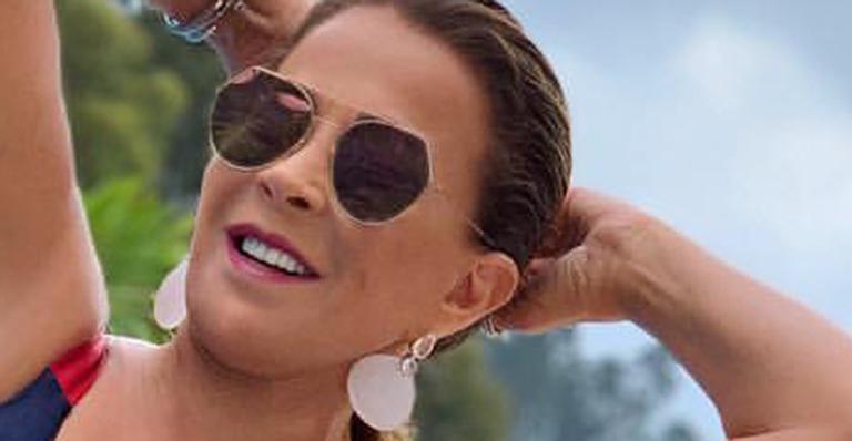 Após entrar na justiça contra Zezé, Zilu Camargo relembra corpão em foto na piscina