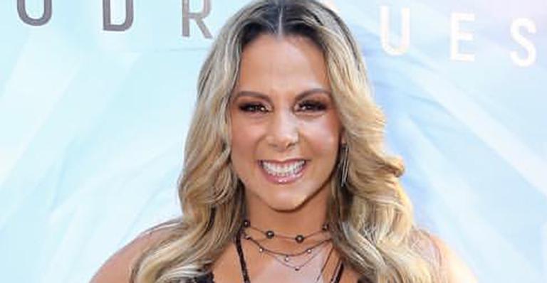 Carla Perez aparece sensual e rouba a cena em lançamento de coleção de lingerie