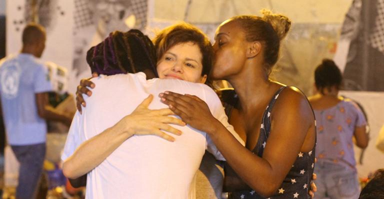 Débora Bloch coloca a mão na massa e vai até o Vidigal ajudar vítimas de temporal