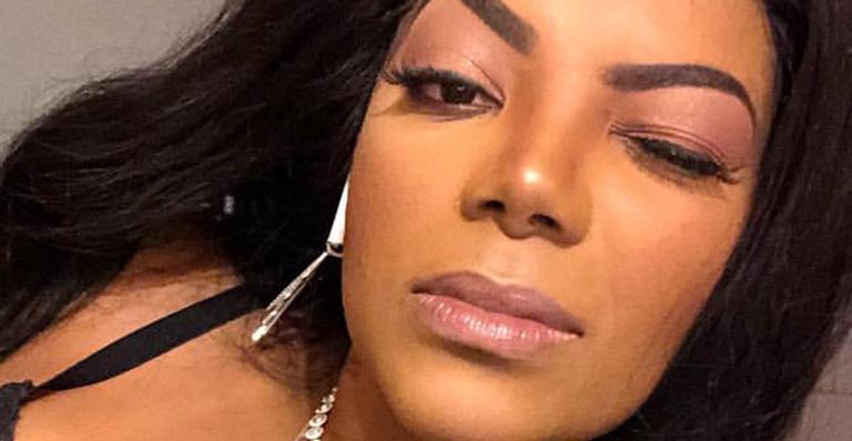 Ludmilla surge provocante na frente do espelho e exibe barriga sarada
