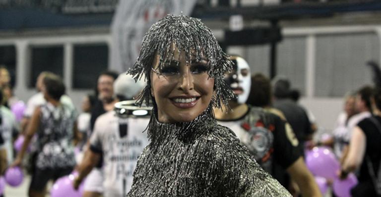 Rainha de Bateria, Sabrina Sato exibe boa forma em ensaio técnico da Gaviões da Fiel