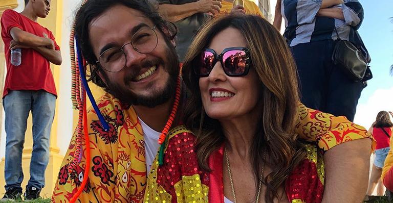 Em Olinda, Fátima Bernardes e Túlio Gadêlha curtem pré-Carnaval e se jogam na folia