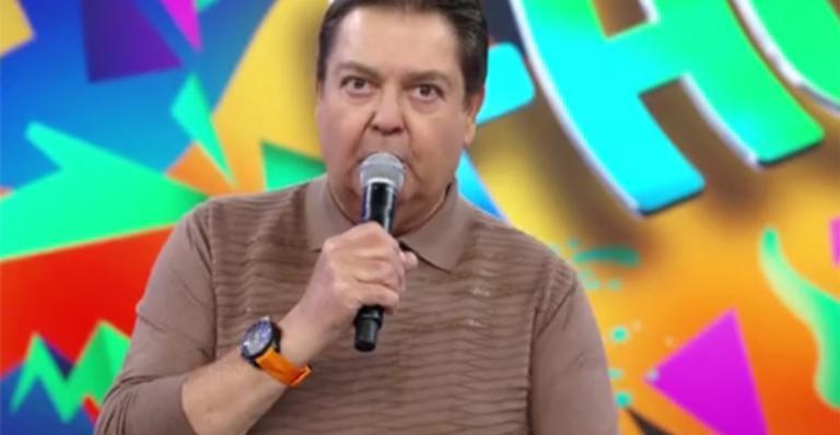 Opa! Dançarina do Faustão responde pergunta do apresentador e solta palavrão ao vivo