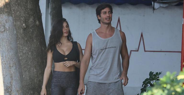 Isis Valverde curte passeio com o marido no Rio de Janeiro