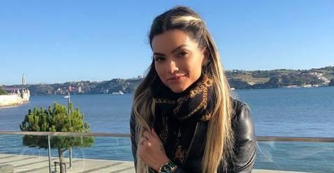 De biquíni, Kelly Key sensualiza ao som de Anitta e Kevinho