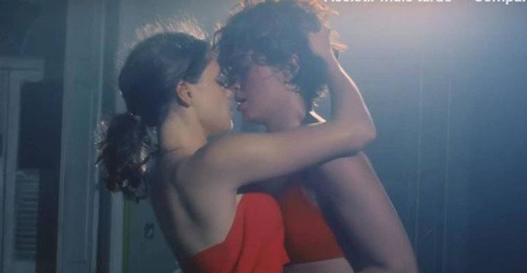 Camila Pitanga e Bruna Linzmeyer estrelam clipe ousado: ”Delicado e tesudo”