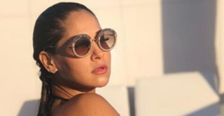 Mayra Cardi eleva a temperatura em clique de maiô na piscina e quase mostra demais