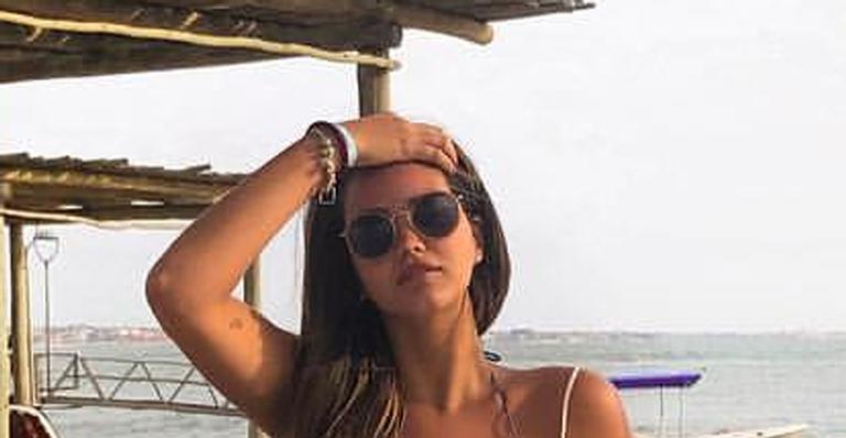 Suzanna Freitas, filha de Kelly Key, surge de blusinha branca e brinca: ”Que calor é esse?”