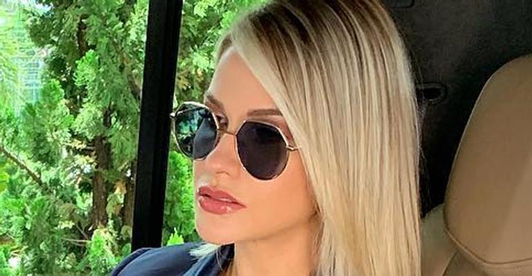 Andressa Suita surge em carro de luxo com look grifado e bolsa de couro de bezerro
