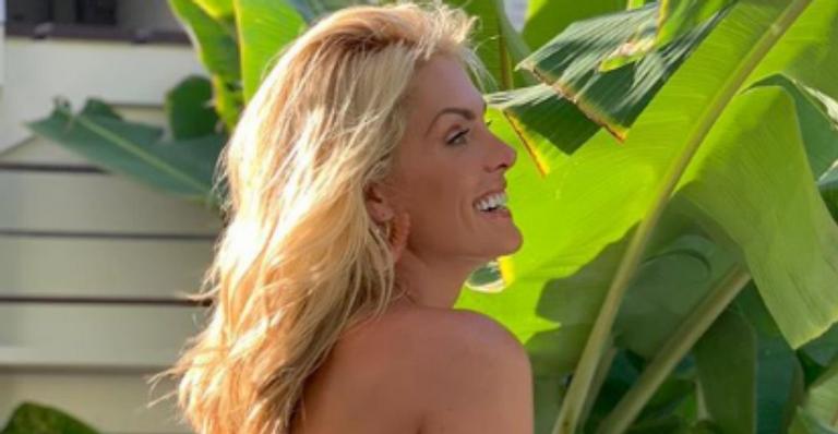 Em raro clique de biquíni, Ana Hickmann brinca: ”Botando o bumbum pra jogo”