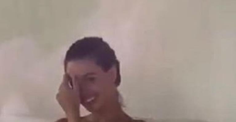 Amiga flagra Isis Valverde amamentando o filho de 3 meses e deixa fãs eufóricos