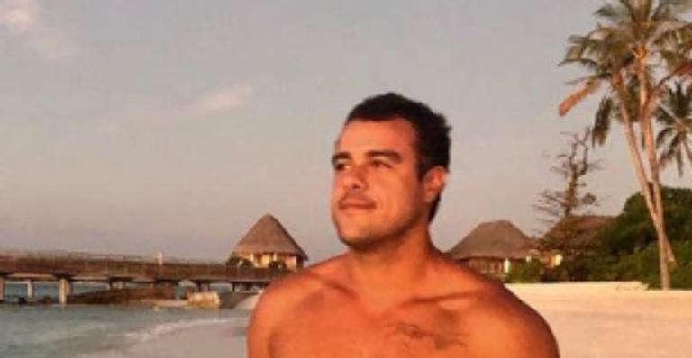 Joaquim Lopes se despede das férias ao lado da namorada em clique sem camisa e mostra boa forma