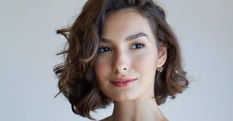 No Rio, Marina Moschen surge só de biquíni em clique na praia e exibe corpo sequinho