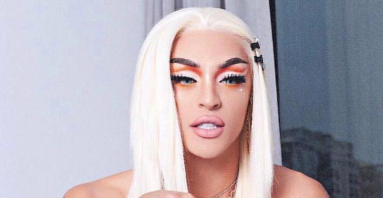 Pabllo Vittar surge com micro calcinha em foto na cama e fãs elogiam: ”Gostosa”