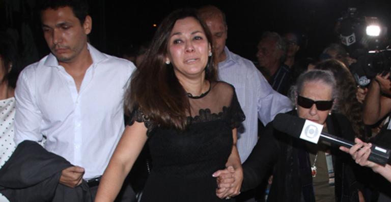 Veruska Seibel, mulher de Ricardo Boechat, chega aos prantos em velório: “Agora é nosso anjinho”