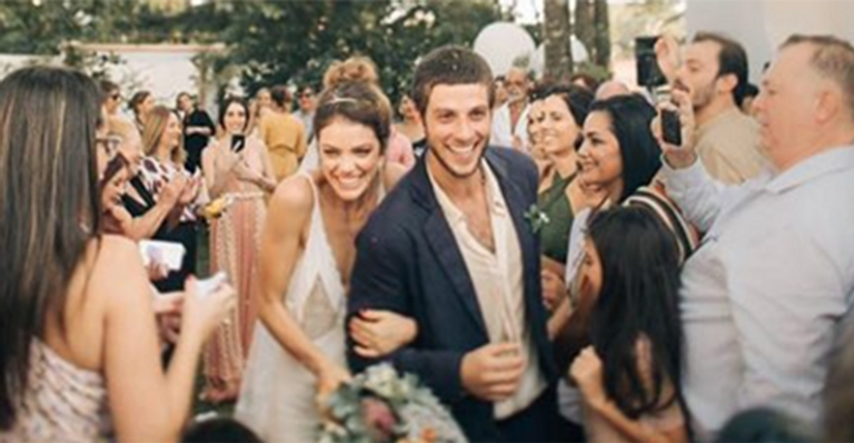 Romance! Laura Neiva tasca beijo em Chay Suede em clique inédito do casamento