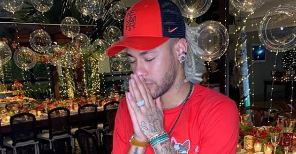 Fã, Neymar faz homenagem à cantora Deise Cipriano, do Fat Family: ”Guerreira”