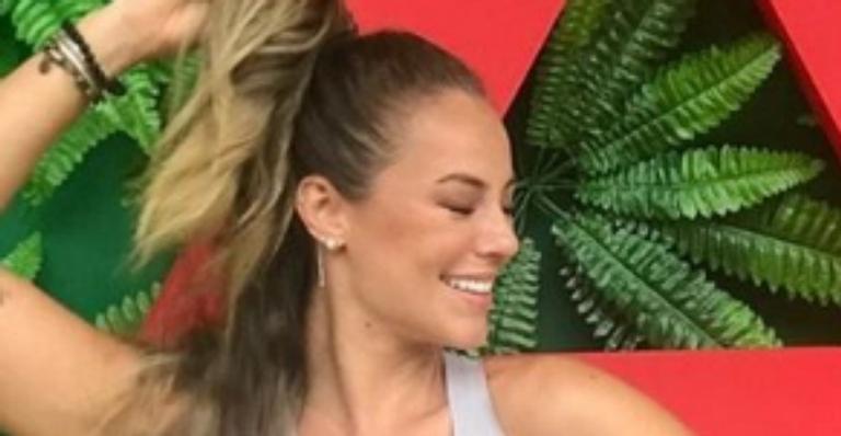 Paolla Oliveira segura o pé na altura da cabeça e brinca: ”Agindo naturalmente”