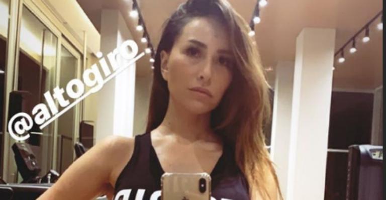 Sabrina Sato faz selfie após treino e cinturinha fina impressiona seguidores