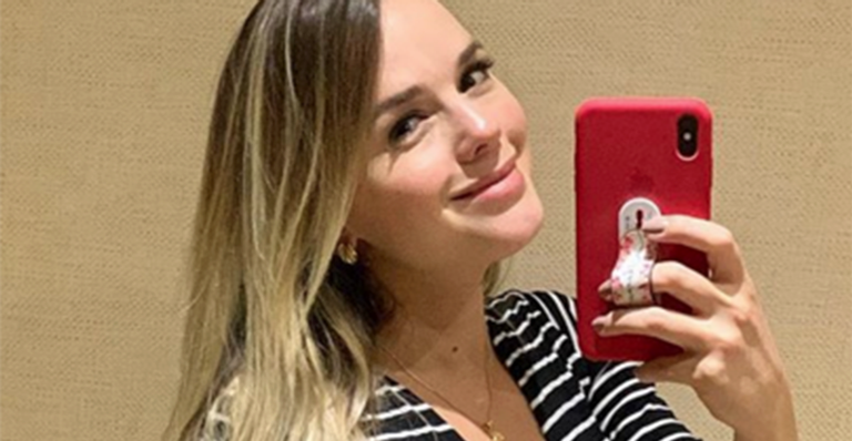 Thaeme impressiona ao mostrar a coleção de sapatos no closet