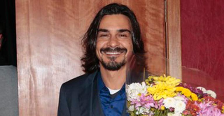 Filho de André Gonçalves impressiona pela semelhança com o pai em nova foto