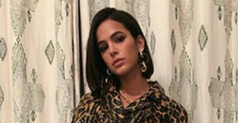 Bruna Marquezine surge deslumbrante com look grifado e de oncinha