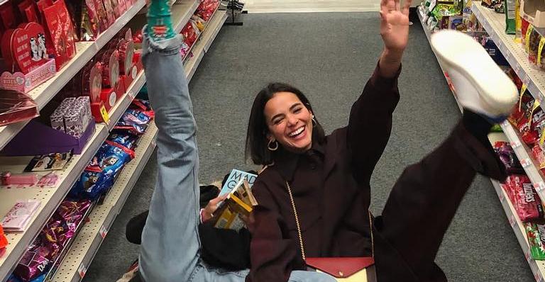 Gargalhando, Bruna Marquezine e Sasha Meneghel se jogam em chão de supermercado