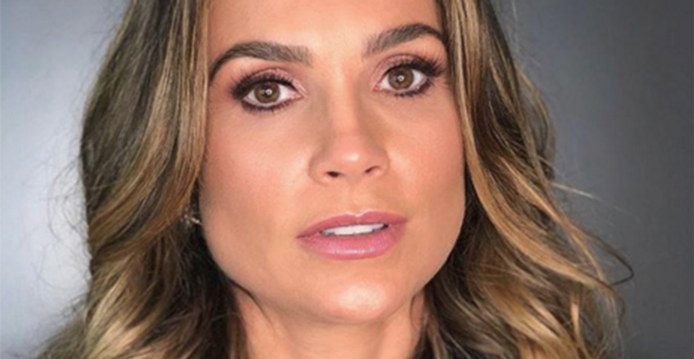Flávia Alessandra eleva a temperatura ao usar maiô decotado na piscina