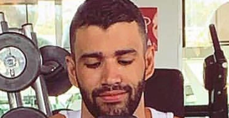 Gusttavo Lima posa na academia e braços gigantes chamam a atenção