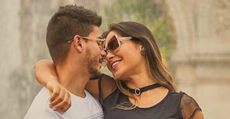 Grávida? Arthur Aguiar confunde fãs ao publicar clique com Mayra Cardi