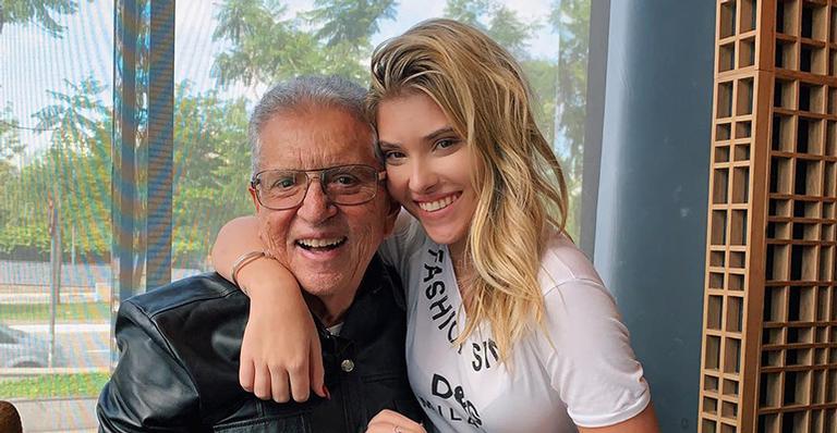 Filha de Carlos Alberto de Nóbrega, Mafe Nóbrega mostra a mansão da família em Alphaville