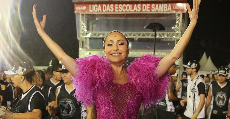 Sabrina Sato usa look ousado em dia de ensaio técnico em São Paulo