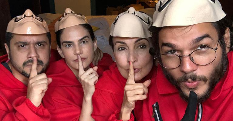 Fátima Bernardes e Túlio Gadelha surgem disfarçados em bloco de pré-carnaval