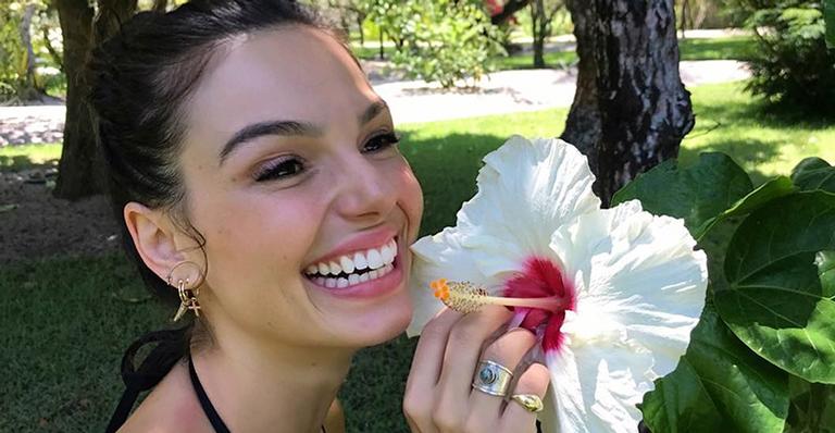 Isis Valverde completa 32 anos e exibe a barriga seca em foto de biquíni