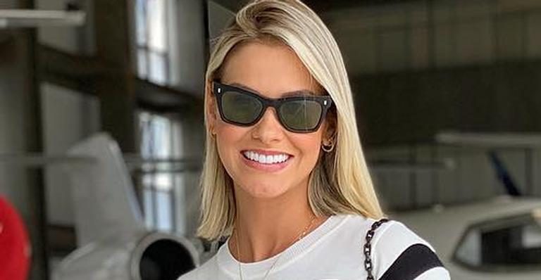 Andressa Suita desembarca sorridente em São Paulo com look esportivo grifado