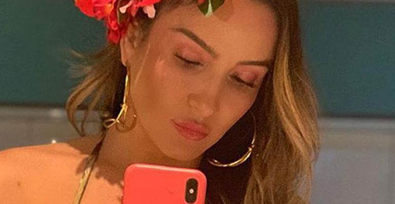 Claudia Leitte surge com a barriga de fora pela primeira vez após anunciar gravidez