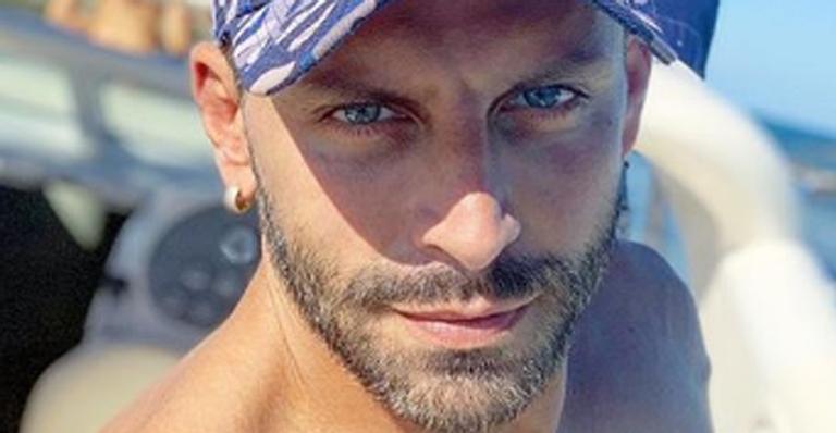 Henri Castelli publica foto do passado e surpreende fãs: ”Nostálgico”