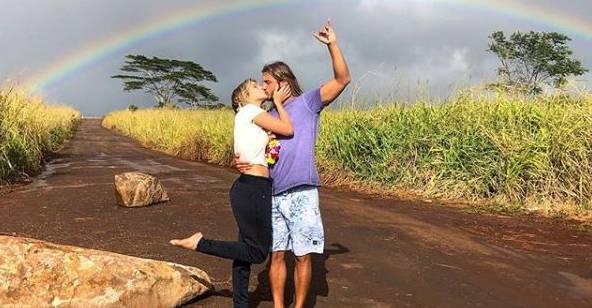 No Havaí, Isabella Santoni se declara para o namorado Caio Vaz