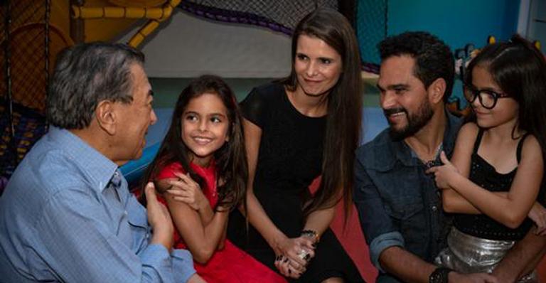 Luciano Camargo reúne Mauricio de Souza para comemorar aniversário das filhas, Helena e Isabella: ”Mágico”